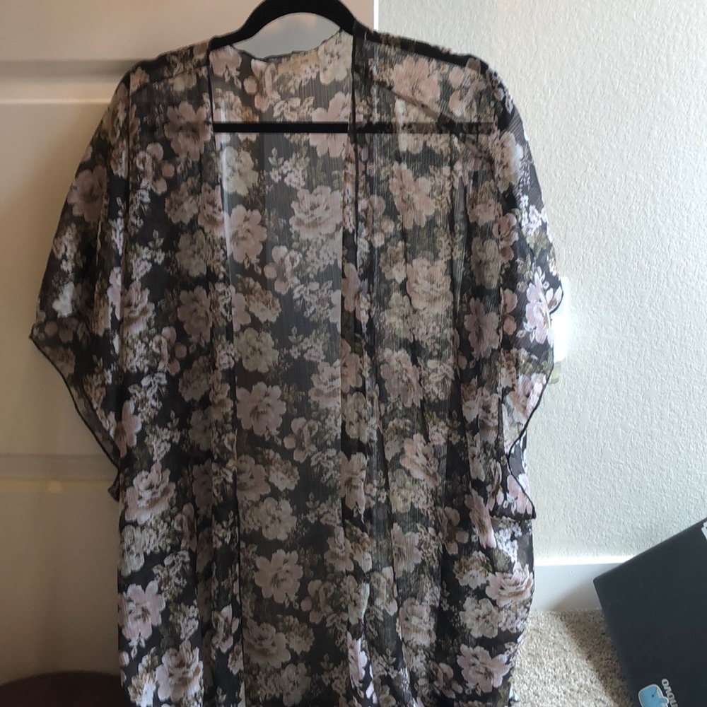 Maurice’s Floral Kimono L/XL